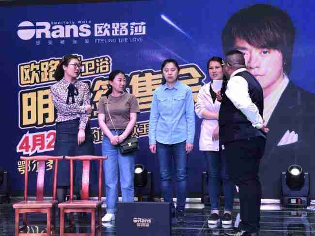 情歌王子黄格选燃爆鄂尔多斯，尊龙凯时20周年庆鄂尔多斯站完美收官