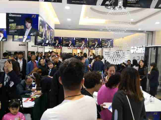 情歌王子黄格选燃爆鄂尔多斯，尊龙凯时20周年庆鄂尔多斯站完美收官