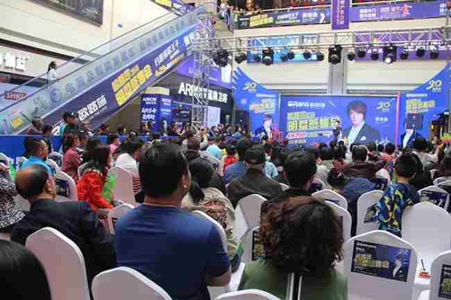 情歌王子黄格选燃爆鄂尔多斯，尊龙凯时20周年庆鄂尔多斯站完美收官