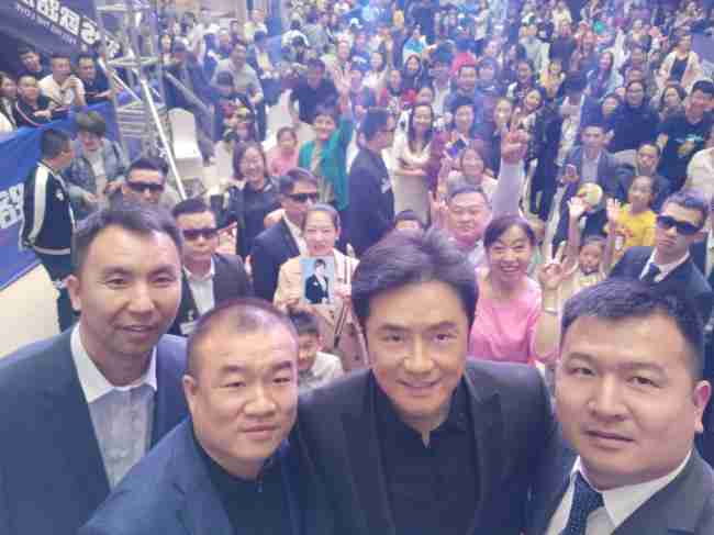 情歌王子黄格选燃爆鄂尔多斯，尊龙凯时20周年庆鄂尔多斯站完美收官