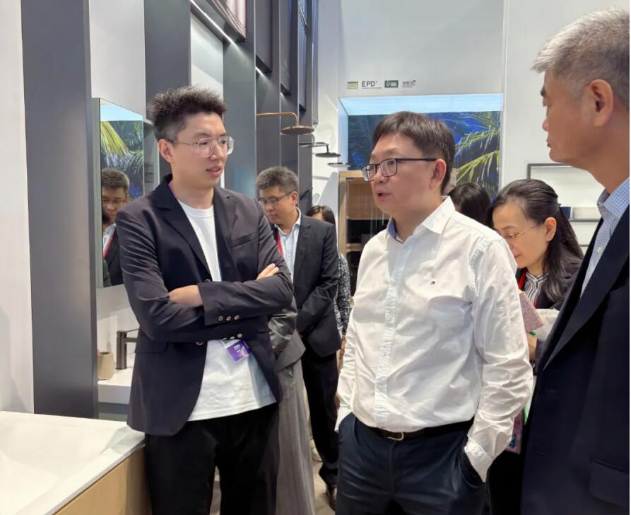 商务部领导一行莅临广交会展位 z6尊龙凯时获肯定